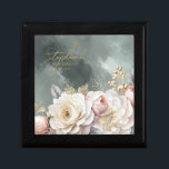 Blommigt Drama Bröllop Bridesmaid Grönt ID1022 Minnesask<br><div class="desc">Den här bröllop-sviten med den är lush, dramatiska blommigtar från grå vit till rosa, guld-virvelaccenter och vackra vattenfärgsbakgrunder, skapar en elegant, romantisk vibe, ge bara ett tips om vad gästerna kan förvänta sig på din stora dag. Den här presentboxdesignen innehåller en mall som gör att du enkelt kan lägga till...</div>