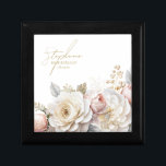 Blommigt Drama Bröllop Bridesmaid White ID1022 Minnesask<br><div class="desc">Den här bröllop-sviten med den är lush, dramatiska blommigtar från grå vit till rosa, guld-virvelaccenter och vackra vattenfärgsbakgrunder, skapar en elegant, romantisk vibe, ge bara ett tips om vad gästerna kan förvänta sig på din stora dag. Den här presentboxdesignen innehåller en mall som gör att du enkelt kan lägga till...</div>