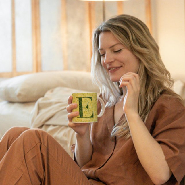 Blommigt Elegant Classy Monogram E gult med fras Kaffemugg (Skapare uppladdad)