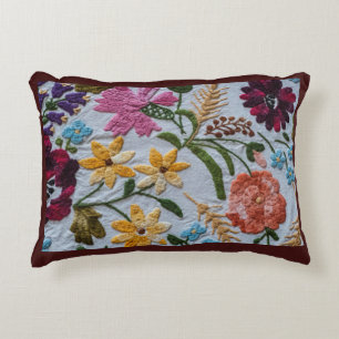 Blommigt Embroidery Mönster med vackra blommor Prydnadskudde