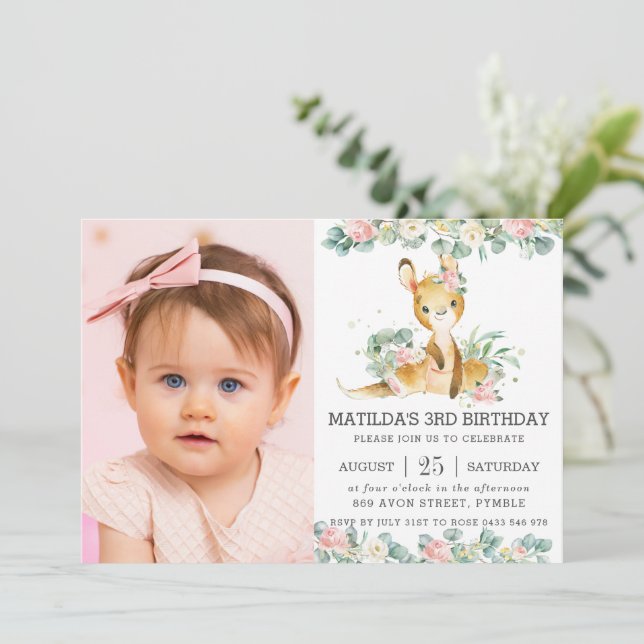 Blommigt Eucalyptus Cute Kangaroo Birthday Photo Inbjudningar (Stående Fram)