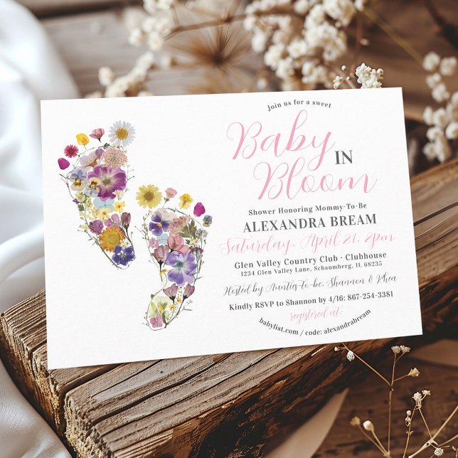 Blommigt Footprint Rosa Flicka Shower-inbjudan för Inbjudningar (Baby In Bloom Cute Floral Footprints Pink Baby Girl Baby Shower Invitation, pressed flowers)