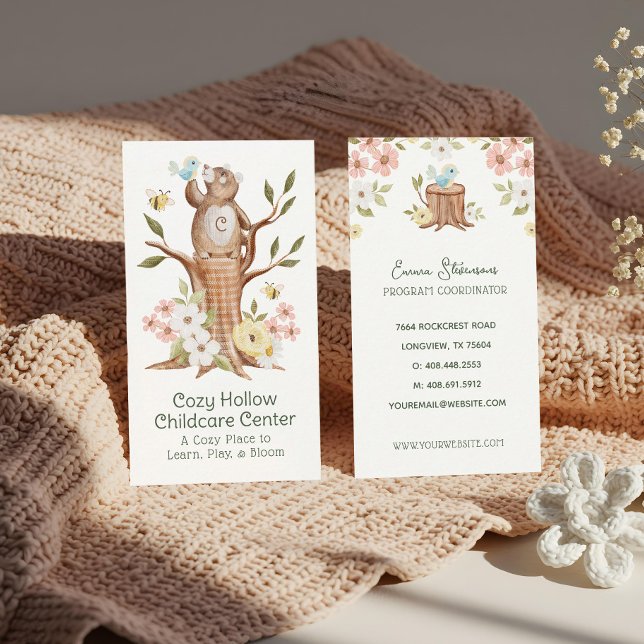 Blommigt för barnomsorg för barn, daghem för beklä visitkort (Knitted Woodland Bear Floral Childcare Daycare Business Card)