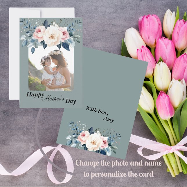 Blommigt för blå och  ljusblå bakgrund i eleganten (Surprise your mom with this elegant floral Mother's Day card!)