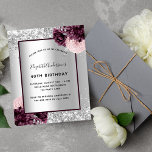 Blommigt för burgundisk silver- på födelsedagen<br><div class="desc">Faux silver tittar bakgrund som dekorerats med burgundy och rosa blommigtar,  blommor och faux silver glitter,  gnistor. Anpassa och lägg till ditt namn och information om party. Black brev.</div>
