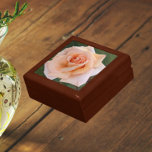 Blommigt för delikat Orange Ro Bloom Minnesask<br><div class="desc">Förvara kryddartiklar,  smycken och andra små keepsaker i den här presentlådan av trä med keramiskt plattor som innehåller fotobilden av en delikat,  orange Ro-blomma. En underbar,  blommigt design! Markera din presentlåda storlek och färg.</div>