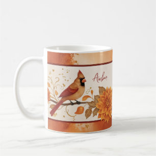 Blommigt för för nordliga kardinaler i eleganten kaffemugg