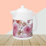 Blommigt för japansk Rosa Cherry Blommar<br><div class="desc">Vit keramisk tekanna med lock som har en fotobild av söt,  rosa Cherry Blommars,  vars japanska namn är Sakura. En underbar,  blommigt design!</div>