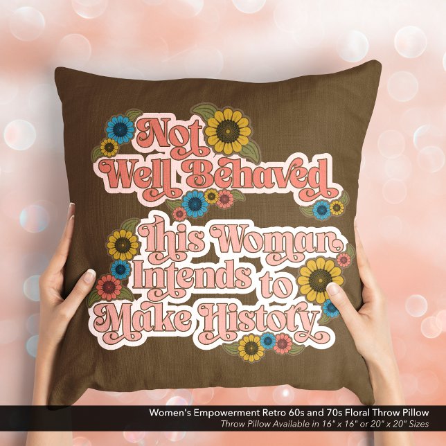 Blommigt för kvinnors egenmakt Retro 60 och 70 Kudde (Not Well Behaved - Women's Empowerment Throw Pillow with a Retro 60s and 70s Floral Design.)