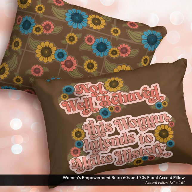 Blommigt för kvinnors egenmakt Retro 60 och 70 Prydnadskudde (Not Well Behaved - Women's Empowerment Accent Pillow with a Retro 60s and 70s Floral Design.)