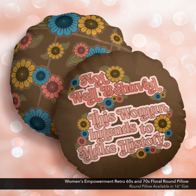 Blommigt för kvinnors egenmakt Retro 60 och 70 Rund Kudde (Not Well Behaved - Women's Empowerment Round Pillow with a Retro 60s and 70s Floral Design.)