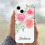 Blommigt för Rosa av personlig<br><div class="desc">Detta söt iphone case är dekorerat med en vattenfärgad bukett av ro och löv i nyans av rosa,  korall och grönt. Anpassade enkelt med ditt namn eller monogram. Ursprunglig vattenfärg © Michele Davies.</div>