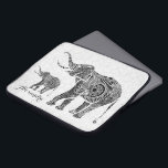 Blommigt för svart och vit Vintage Elephant-Monogr Laptop Fodral<br><div class="desc">Familj av elefanter av svart och vit vintage blommigt. Anpassningsbar och valfritt monogram. Design finns på andra produkter och kan begäras på alla produkter som vi erbjuder i Zazzle.</div>