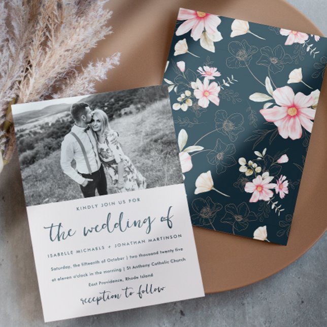 Blommigt för vimatisk Rosa Foto Bröllop Blue Inbjudningar (This whimsical blue floral wedding invitation includes one photo and pretty script with pink flowers)