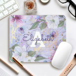 Blommigt för vintage av blått lila, vattenfärg, mo musmatta<br><div class="desc">Vita, lila och blåa vattenfärgblommor täcker över guld-manuset på ett vackert, mjukt, periwinkle-lila blått, guld-vind på denna vackra, romantiska, vintage-anpassningsbar-monogram och namn mousserande. Gör en chic och snyggt påstående varje gång du användor den. Gör en underbar gåva till dig själv eller någon speciell! Skriv bara i namn och början av...</div>