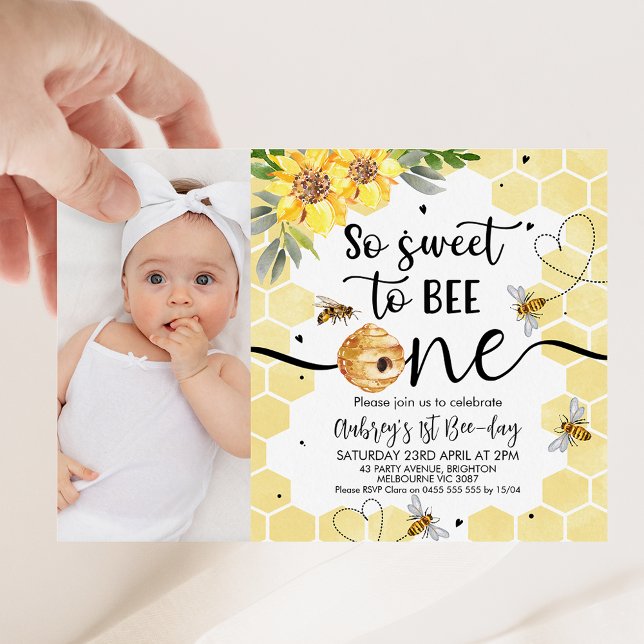 Blommigt Foto så sött att det var en första födels Inbjudningar (Photo so sweet to be one bee themed birthday invitation featuring some bees, beehive and sunflowers.)