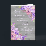Blommigt Friend och hennes Make-årsdag Kort<br><div class="desc">Lycklig bröllop-årskort för vän och hennes make med vacker vintage lila blommor,  rustiskt trä och sentimental vers.</div>