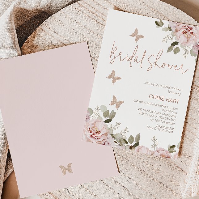  Blommigt Glitter Butterfly Möhippa Inbjudningar (Modern boho blush floral and faux glitter butterfly bridal shower invitation.)