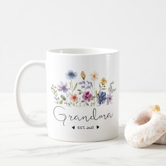 Blommigt Grandma Baby annons Gifts Est 2025 Kaffemugg (Med munk)