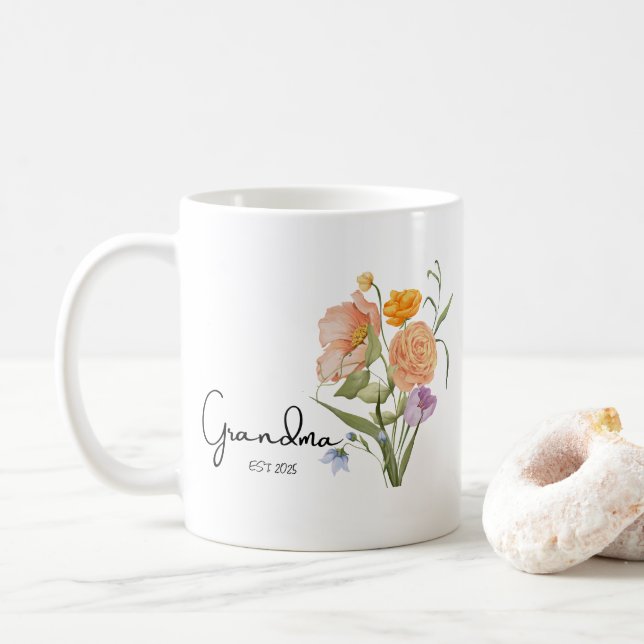 Blommigt Grandma Est 2025, Baby annonsgåvor Kaffemugg (Med munk)
