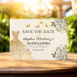 Blommigt Guld Spara födelsedagskvällen Spara Datumet<br><div class="desc">Meddela din speciella dag med Blommigten Guld Spara datumkvinceañerakortet. Den här eleganten har lyxfyllda accenttecken i guld blommigt som är mycket sofistikerade och charmerande. Perfekt för att ange tonen för din kommande quinceañera, så kombinerar det här datumet en aning regal skönhet med tidlös elegans. De känsliga detaljerna i guld symboliserar...</div>