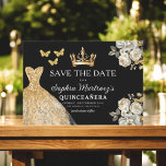 Blommigt Guld Spara födelsedagskvällen Spara Datumet<br><div class="desc">Meddela din speciella dag med Blommigten Guld Spara datumkvinceañerakortet. Den här eleganten har lyxfyllda accenttecken i guld blommigt som är mycket sofistikerade och charmerande. Perfekt för att ange tonen för din kommande quinceañera, så kombinerar det här datumet en aning regal skönhet med tidlös elegans. De känsliga detaljerna i guld symboliserar...</div>
