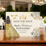 Blommigt Guld Spara födelsedagskvällen Spara Datumet<br><div class="desc">Meddela din speciella dag med Blommigten Guld Spara datumkvinceañerakortet. Den här eleganten har lyxfyllda accenttecken i guld blommigt som är mycket sofistikerade och charmerande. Perfekt för att ange tonen för din kommande quinceañera, så kombinerar det här datumet en aning regal skönhet med tidlös elegans. De känsliga detaljerna i guld symboliserar...</div>