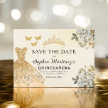 Blommigt Guld Spara födelsedagskvällen Spara Datumet<br><div class="desc">Meddela din speciella dag med Blommigten Guld Spara datumkvinceañerakortet. Den här eleganten har lyxfyllda accenttecken i guld blommigt som är mycket sofistikerade och charmerande. Perfekt för att ange tonen för din kommande quinceañera, så kombinerar det här datumet en aning regal skönhet med tidlös elegans. De känsliga detaljerna i guld symboliserar...</div>