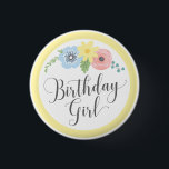 Blommigt Gult Birthday Girl Baby & Kids Party Knapp<br><div class="desc">Fira "födelsedagsflickan" med vackra blommigtar. Lätta och mjuka pasteller accentuerade med rosa polka punktbakgrund. Ett idealiskt sätt att fira med det sjabbiga jordbrukshuset land stil! ・ Samordna det! Bläddra bland Little Cow Baby Collection för matchningsprodukter,  inklusive inbjudningar till babydusch,  inslagning pappert,  party-dekor med mera!</div>