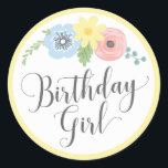 Blommigt Gult Birthday Girl Baby & Kids Party Runt Klistermärke<br><div class="desc">Fira "födelsedagsflickan" med vackra blommigtar. Lätta och mjuka pasteller accentuerade med rosa polka punktbakgrund. Ett idealiskt sätt att fira med det sjabbiga jordbrukshuset land stil! ・ Samordna det! Bläddra bland Little Cow Baby Collection för matchningsprodukter,  inklusive inbjudningar till babydusch,  inslagning pappert,  party-dekor med mera!</div>