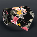 Blommigt Hibiscus Pineapple Hawaiian Print på Blac Slips<br><div class="desc">Exotisk rosa och vita hibiscus-blommor,  gult,  ananas,  handflatan fronder och tropisk löv mot svart bakgrund,  denna manar halsen är coola för kontoret,  en natt på staden,  bröllop,  för brudgummen eller marskalkarna eller ge som gåva till make,  pappa,  bror eller bästa vän. Gör en påstående! Mer design i vår butik.</div>