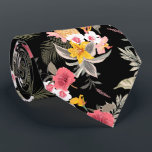 Blommigt Hibiscus Pineapple Hawaiian Print på Blac Slips<br><div class="desc">Exotisk rosa och vita hibiscus-blommor,  gult,  ananas,  handflatan fronder och tropisk löv mot svart bakgrund,  denna manar halsen är coola för kontoret,  en natt på staden,  bröllop,  för brudgummen eller marskalkarna eller ge som gåva till make,  pappa,  bror eller bästa vän. Gör en påstående! Mer design i vår butik.</div>