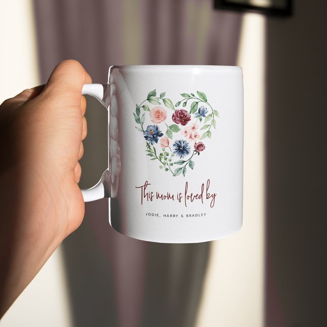 Blommigt hjärta 'Denna MAMMA älskas av'  Kaffemugg (Skapare uppladdad)