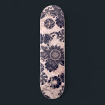 Blommigt Illustrationer i Girly Navy Ro Guld Glitt Mini Skateboard Bräda 18,5 Cm<br><div class="desc">Den här eleganten och chicen är en vacker bild av modern konst. Den har ett faux utskrivet glatt ro i glitter, skisserat löv och blommigt illustration av mönster fylld med guld marin blå ovanpå en enkel mörk bakgrund. Det är en elegant, glamorös, unik och modernt lyxdesign. perfekten kompletterar din stil...</div>