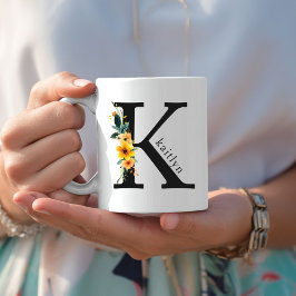 Blommigt K Monogram Mugg med redigerbar Namn