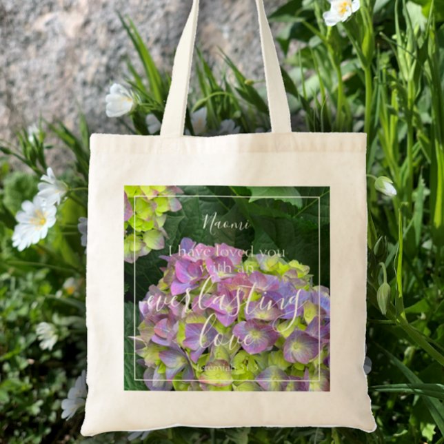 Blommigt Kärlek Bibelverse Anpassa Monogram och fo Tygkasse (Elegant custom text monogram tote bag. Add photo or keep hydrangea original photo. Everlasting love.)