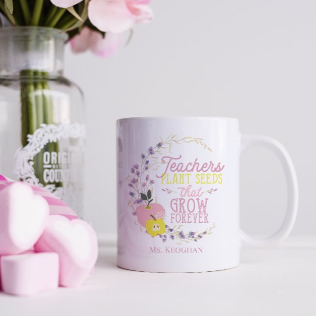 Blommigt Lärare Plant Seeds Quote Kaffemugg (Teachers Plant Seeds that Grow Forever Mug with pretty floral wreath and apples.  Add Teachers name)