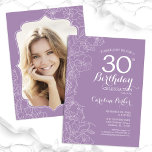 Blommigt Lavender Lila Photo 30års födelsedag Part Inbjudningar<br><div class="desc">Lavender lila blommigt 30års födelsedag bjudande med ditt foto på baksidan av kortet. Elegantens moderna utformning med botaniska konturaccenter för teckning och typsnitt för typgrafiska skript. Enkel inbjudan-kortsperfekt för trendig för en snyggt kvinna på dagen firande. Kan anpassas till vilken ålder som helst. Skrivna Zazzle-inbjudningar eller digital utskrivbar mall för...</div>