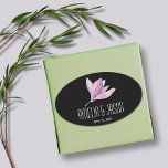 Blommigt Lila Magnolia vid Svarta Bröllop Ovalt Klistermärke<br><div class="desc">Ovala klistermärken för personlig med en vacker lila blommar av magnolia-färg och texten i chic med vita bokstäver på svart bakgrund,  perfekt för bröllopsfester,  möhippa,  bröllopsinbjudan sälar med mera. Finns i olika former. MATCHING-OBJEKT i vår butik.</div>