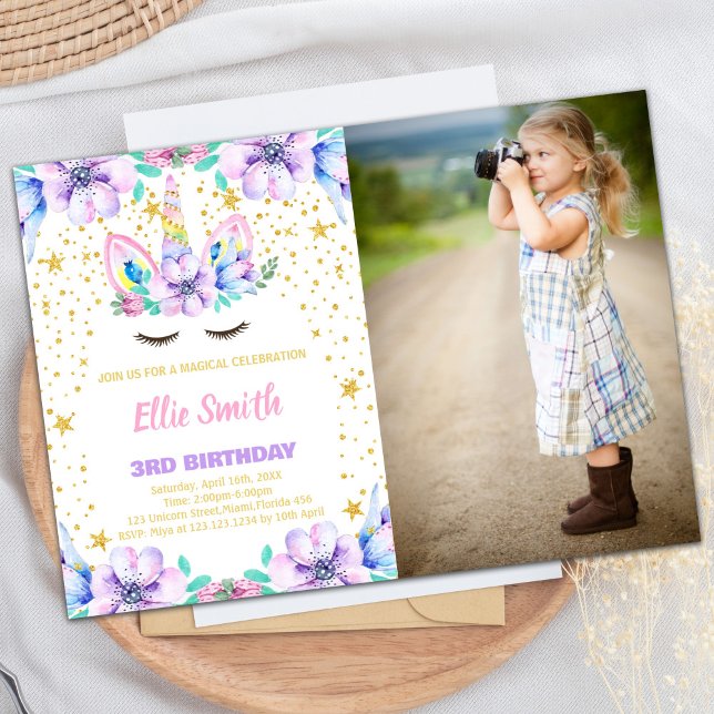 Blommigt Lila Unicorn Birthday-inbjudningar med fo Inbjudningar (Floral Purple Unicorn Birthday Invitations w photo)