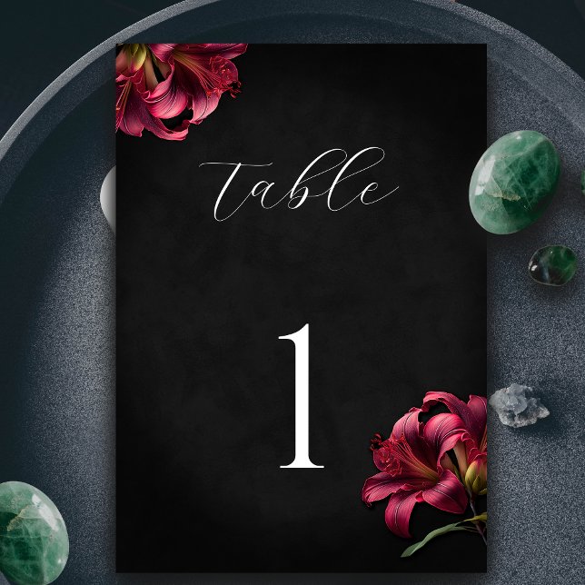 Blommigt Lily Mörk Gothic Bröllop Bordsnummer (Floral Lilly Moody Gothic Wedding Invitation Table Number)