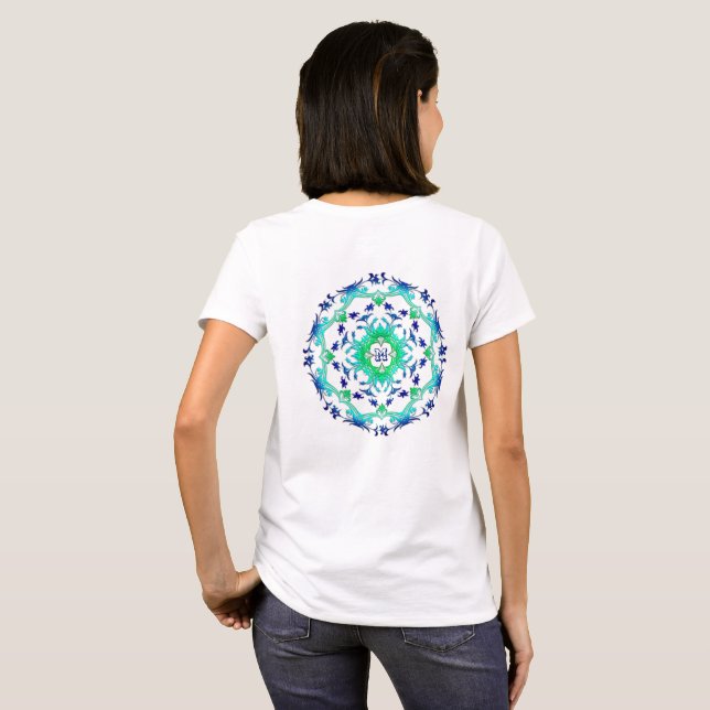 Blommigt mandala. monogram.. tee (Hel baksida)