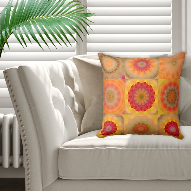 Blommigt Mandala Patchwork eller Quilt Mönster Pil Kudde (Pillow with an abstract art original flower pattern in quilt or patchwork style in warm colors. )