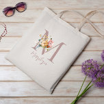 Blommigt Monogram Bridesmaid Bachelorette Party Gi Tygkasse<br><div class="desc">En chic & trendig vintage blommigt med monogrammet initial och namn bachelorette Party to te bag. Den idealiska presenten för dina favoritflickor.</div>
