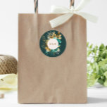 Blommigt Monogram Bröllop Runt Klistermärke<br><div class="desc">Vår insamling "'Teal Guld Luxurious Blommigt'" har rik vattenfärgsbakgrund i emerald och safir med ro i samma färg och guld blad. Dekorativt brev är en del av ett anpassningsbar-skript, men kan införlivas i en monogramdesign på din begäran. Den här samlingen sprider sig över bröllop, kontor och personliga objekt. Kontakta oss...</div>
