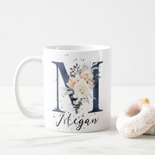 Blommigt Monogram för marinblått Brev M Peach Crea Kaffemugg (Med munk)