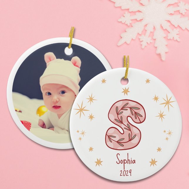 Blommigt Monogram Stars Design Mönster Julgransprydnad Keramik (Baby Girl’s First Christmas with Initial S Ceramic Ornament)