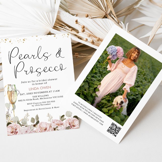  Blommigt Pearls Prosecco QR Code Möhippa Inbjudningar (Boho blush floral pearls and prosecco bridal shower invitation with glass, pearls and QR code. )