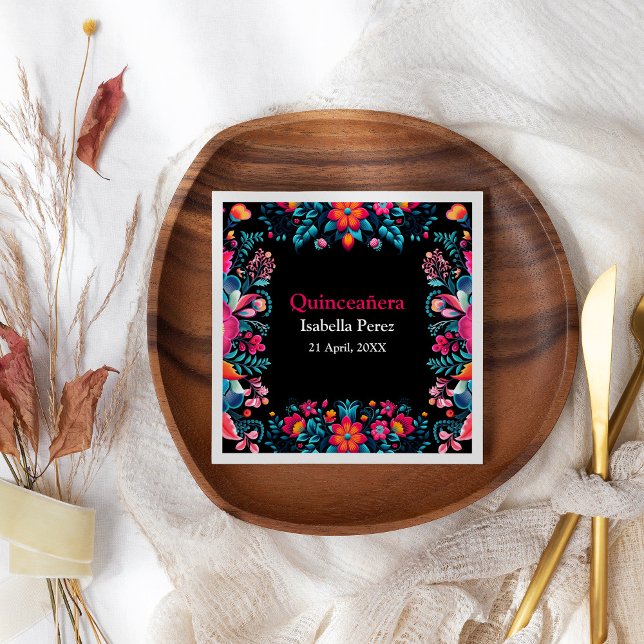 Blommigt Quinceanera Black Mexican Fiesta Birthday Pappersservett (Floral Quinceanera Black Mexican Fiesta Birthday Napkins on a boho floral table.)