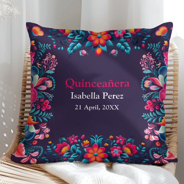 Blommigt Quinceanera Lila Mexikansk fiesta Birthda Kudde (Floral Quinceanera Purple Mexican Fiesta Birthday Throw Pillow on a sunny rattan chair.)